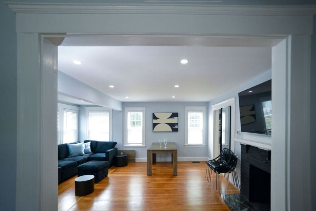 53 Montvale Ave in Stoneham, MA - Building Photo