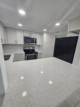 8045 NW 7th St in Miami, FL - Building Photo - Building Photo