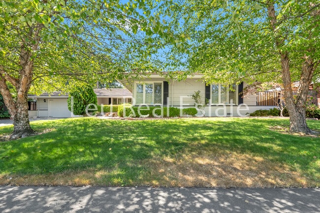 6640 S Land Park Dr in Sacramento, CA - Building Photo - Building Photo