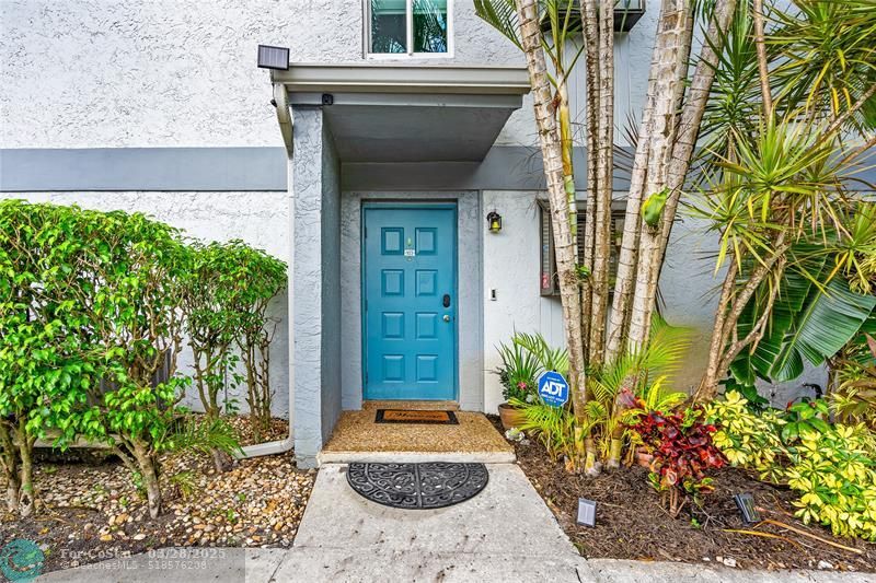 2753 S Oakland Forest Dr in Oakland Park, FL - Building Photo