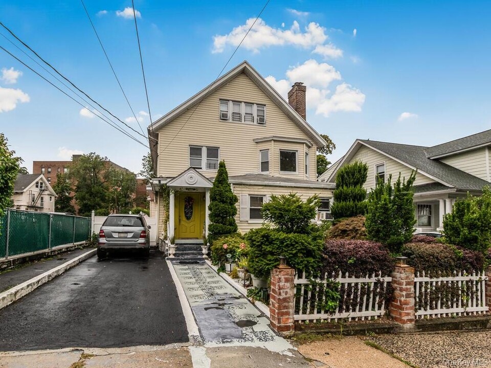 45 Bayley Ave in Yonkers, NY - Building Photo