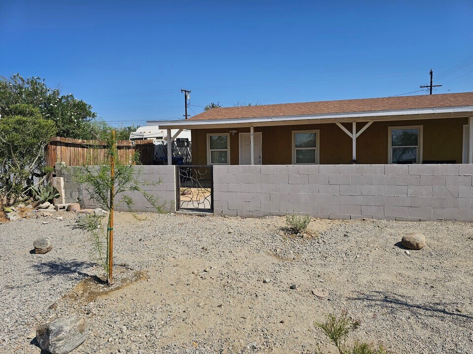 66236 4th St in Desert Hot Springs, CA - Foto de edificio