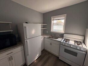 10 Morton St, Unit Unit 1 in Taunton, MA - Foto de edificio - Building Photo