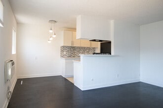 Carlyle Apartments in Los Angeles, CA - Building Photo - Building Photo