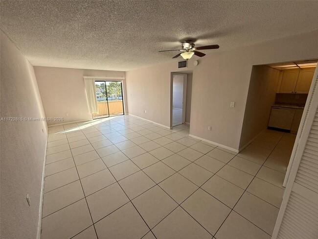 17530 NW 68th Ave in Hialeah, FL - Building Photo - Building Photo