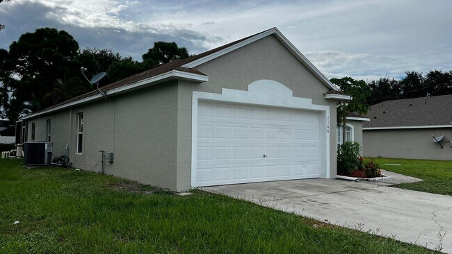 1166 SW Heather St in Port St. Lucie, FL - Building Photo - Building Photo