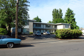 1902-1924 SE Ash St in Portland, OR - Building Photo - Building Photo