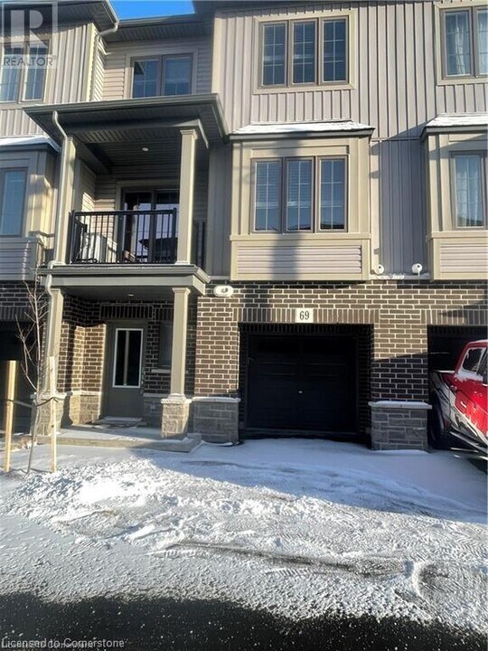 124 Compass Trail in Cambridge, ON - Building Photo