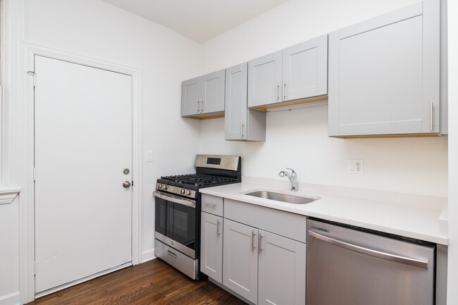 6581 N Lakewood Ave in Chicago, IL - Building Photo - Building Photo