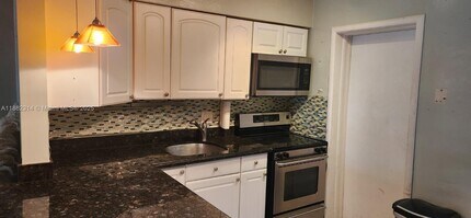 2433 NW 9th Terrace in Wilton Manors, FL - Foto de edificio - Building Photo