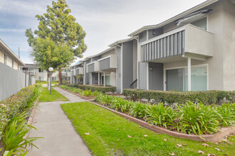 Briarwood Apartments in Tustin, CA - Foto de edificio - Building Photo