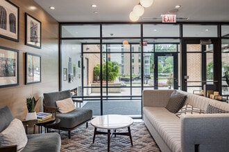 1717 Apartments in Evanston, IL - Foto de edificio - Lobby