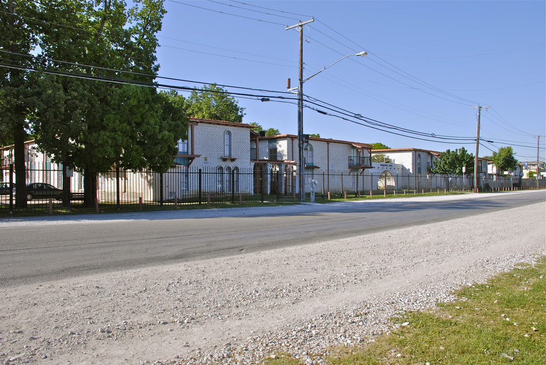 Primavera Apartments in Dallas, TX - Building Photo