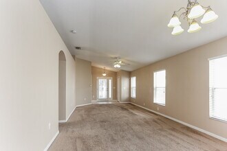7804 Maroon Peak Dr in Ruskin, FL - Building Photo - Building Photo