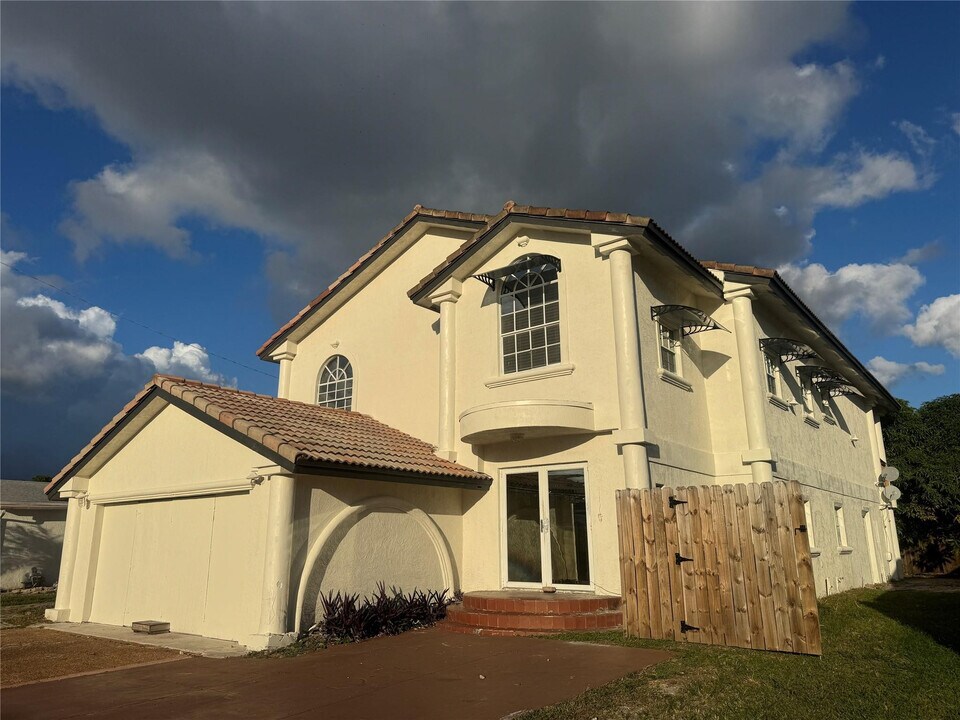 472 NW 2nd Terrace in Deerfield Beach, FL - Building Photo