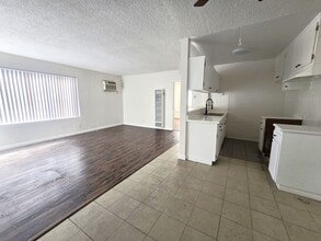 15025 Vanowen Street in Van Nuys, CA - Foto de edificio - Building Photo