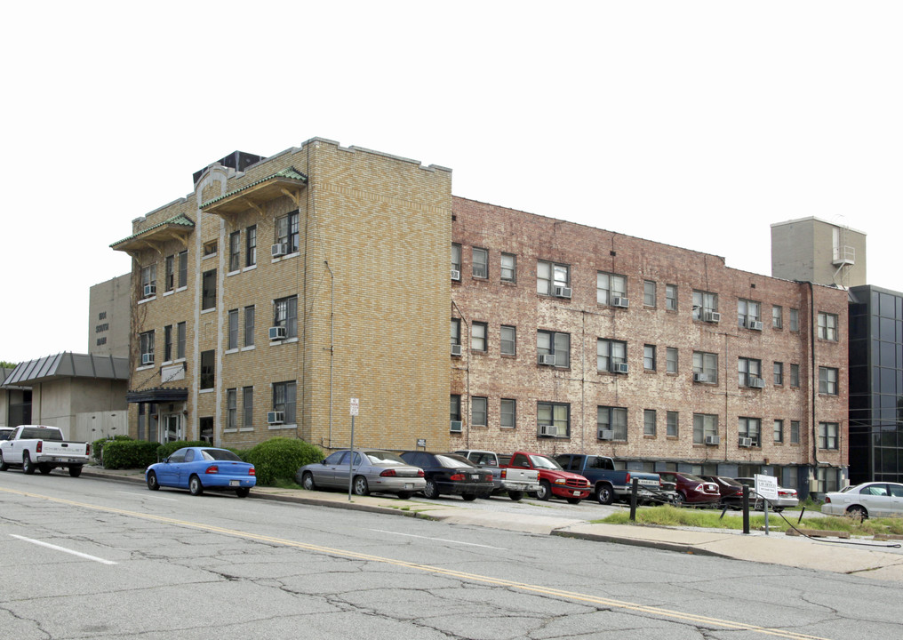 Vogue Apartments in Tulsa, OK - Building Photo