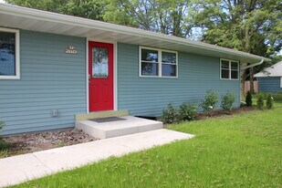 N72W15542 Good Hope Rd in Menomonee Falls, WI - Building Photo