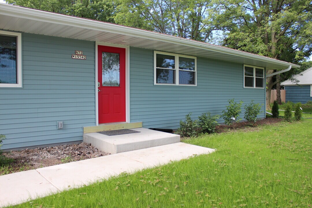 N72W15542 Good Hope Rd in Menomonee Falls, WI - Building Photo