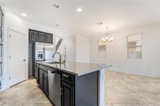 8103 Lennox View Ln in Las Vegas, NV - Foto de edificio - Building Photo