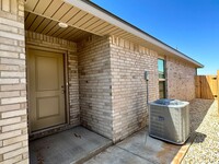 2005 Aberdeen Ave in Wolfforth, TX - Foto de edificio - Building Photo