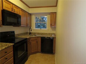 1 Concorde Way in Windsor Locks, CT - Building Photo - Building Photo