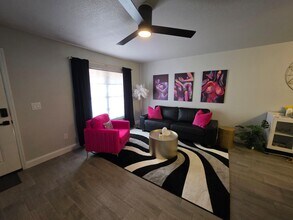 21020 Voyager Blvd, Unit 01 in Land O Lakes, FL - Foto de edificio - Building Photo