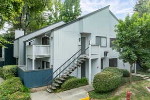 Waters Edge Apartments in Sacramento, CA - Building Photo