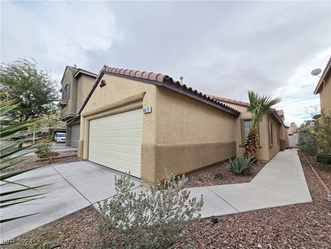 6471 Strongbow Dr in Las Vegas, NV - Building Photo - Building Photo