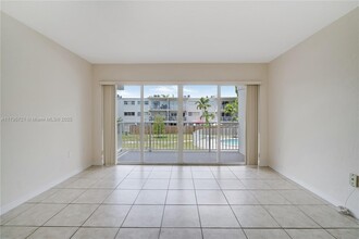 7713 SW 88th St in Kendall, FL - Building Photo - Building Photo