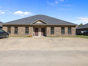 Woodlands Park Villa in Texarkana, TX - Building Photo - Building Photo