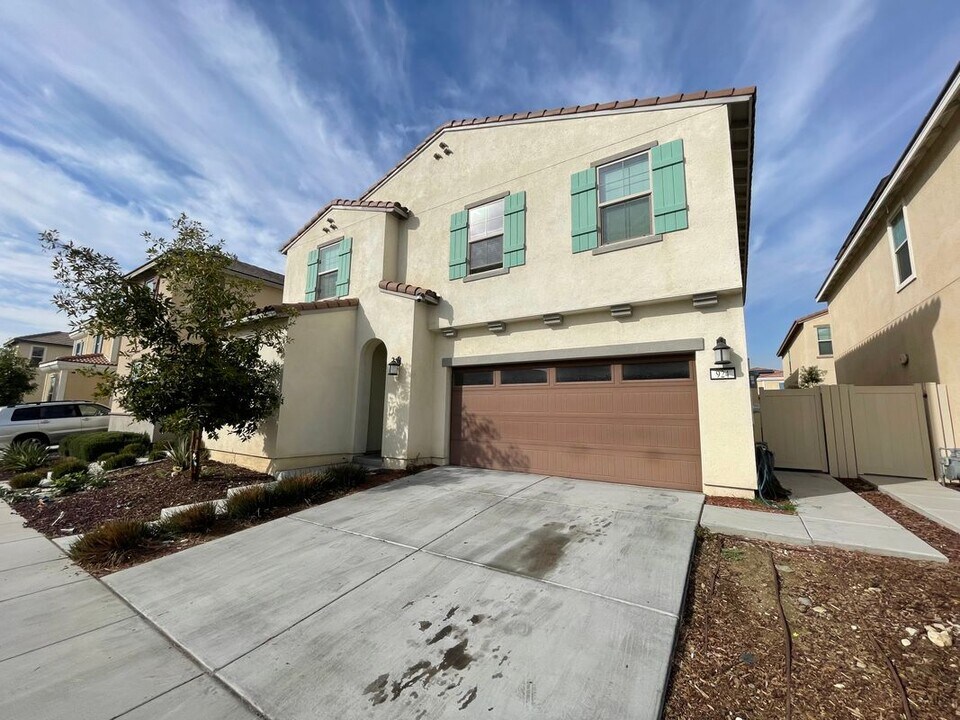 924 W Clover Ave. in Rialto, CA - Building Photo