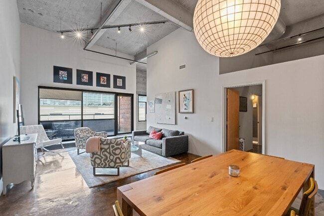360 W Pershing Rd in Kansas City, MO - Building Photo - Building Photo