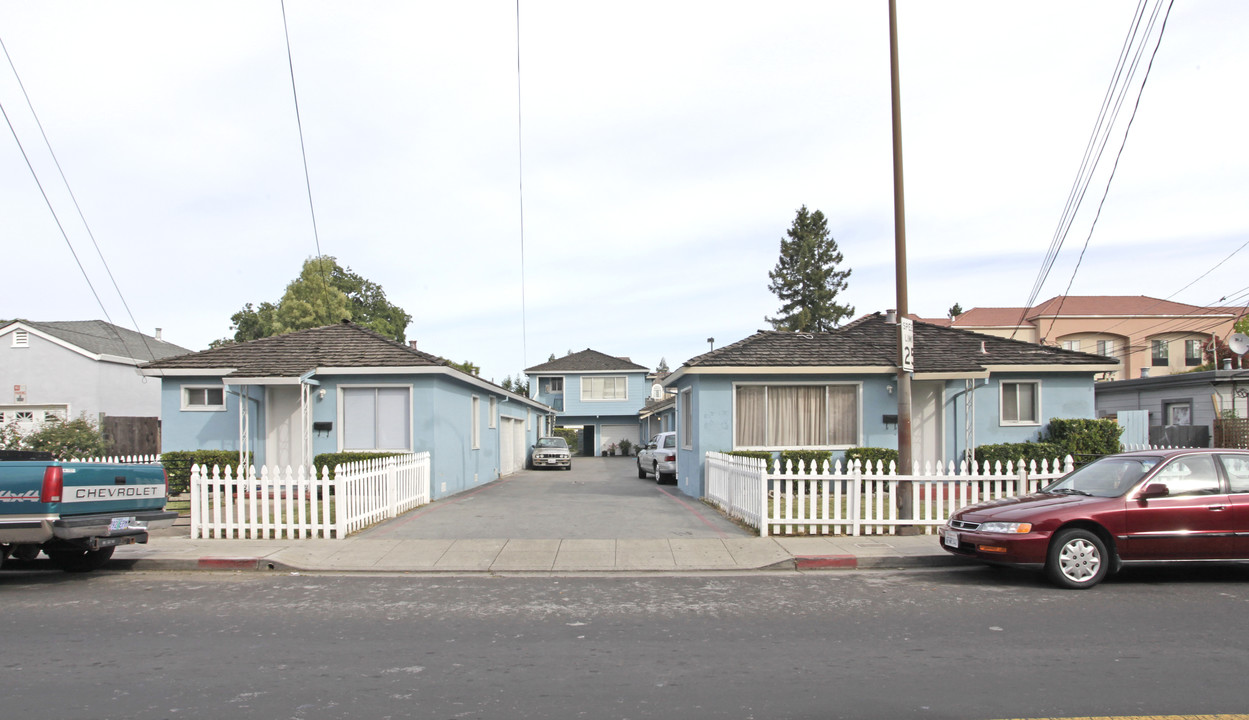 44-52 Oak Ave in Redwood City, CA - Building Photo