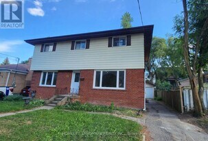 42 Cartier Crescent in Richmond Hill, ON - Building Photo