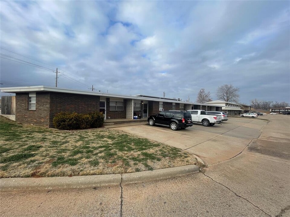 1303 Meadow Ln in Weatherford, OK - Building Photo