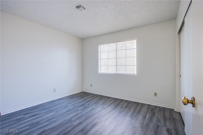 2696 Jennydiane Dr in Las Vegas, NV - Building Photo - Building Photo