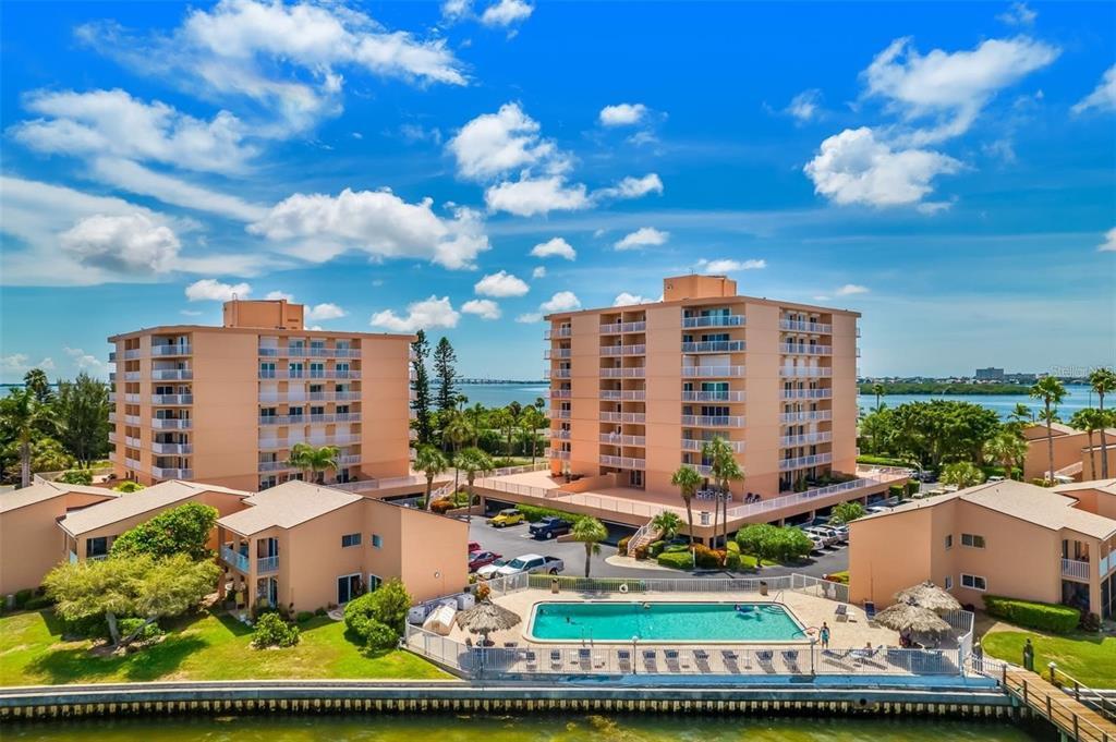 7430 Sunshine Skyway Ln S in St. Petersburg, FL - Building Photo