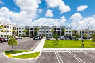 Palm Gardens in Miami, FL - Foto de edificio - Building Photo