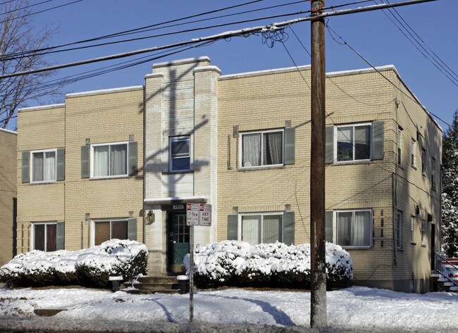 4864 Madison Rd in Cincinnati, OH - Foto de edificio - Building Photo