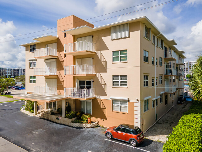 Attache Gardens Apartments in Hollywood, FL - Foto de edificio - Building Photo