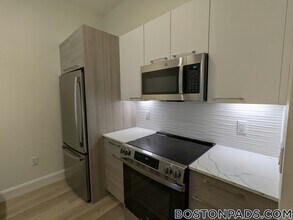 1079 Commonwealth Ave in Boston, MA - Building Photo - Building Photo