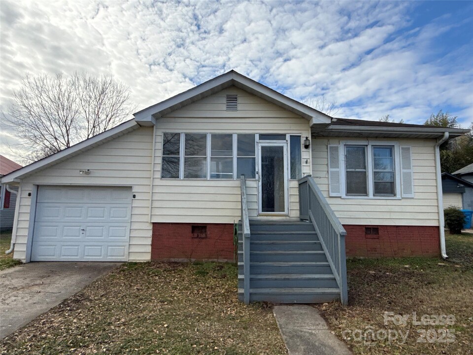 312 Mayflower Ave in Cramerton, NC - Building Photo