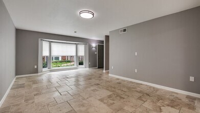 12615 Huntingwick Dr in Houston, TX - Building Photo - Building Photo
