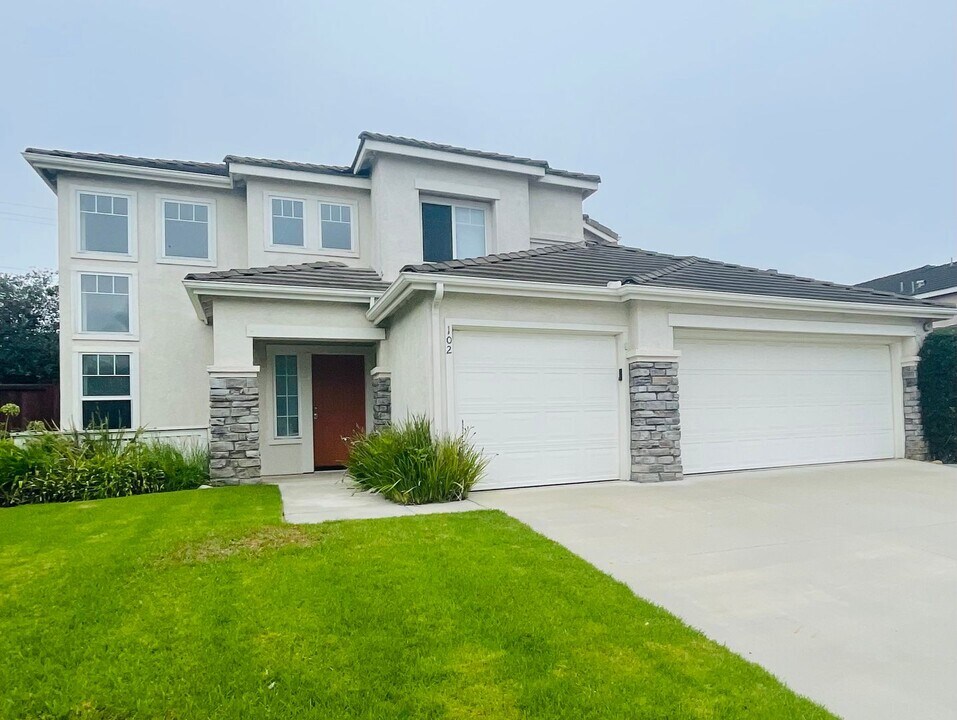 102 Alhambra Ave in Ventura, CA - Building Photo