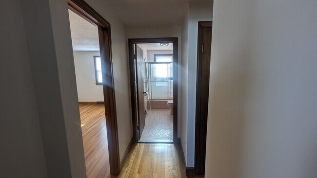 27 King St, Unit #1 in Watertown, MA - Building Photo - Building Photo