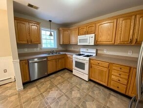 37 Glen Ave in Chelmsford, MA - Building Photo - Building Photo