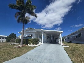 303 50th Avenue Plaza W in Bradenton, FL - Building Photo