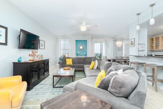 3700 Sandpiper Rd in Virginia Beach, VA - Foto de edificio - Building Photo