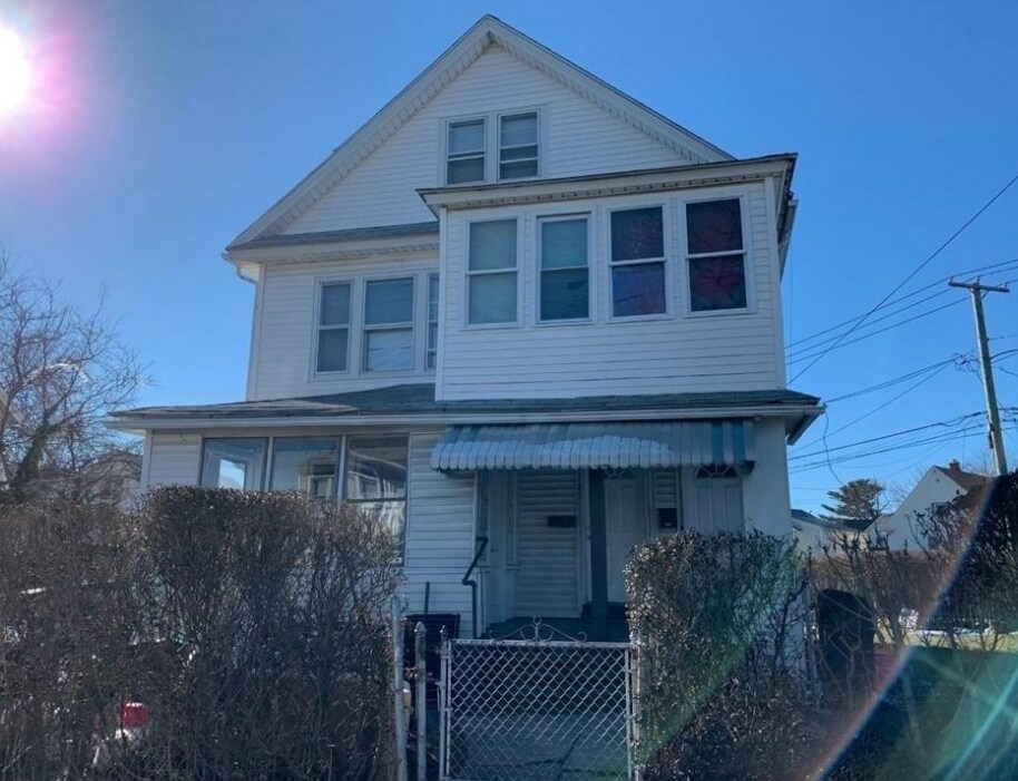 1421 Kossuth St in Bridgeport, CT - Building Photo